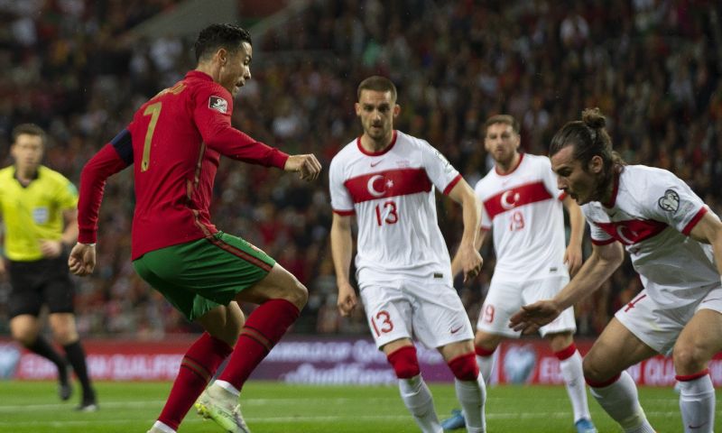Portugal verslaat Turkije in enerverend duel en houdt zicht op WK-deelname