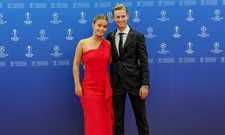 Thumbnail for article: De Jong stapt in het huwelijksbootje met Mikky Kiemeney: 'Ze zei ja'