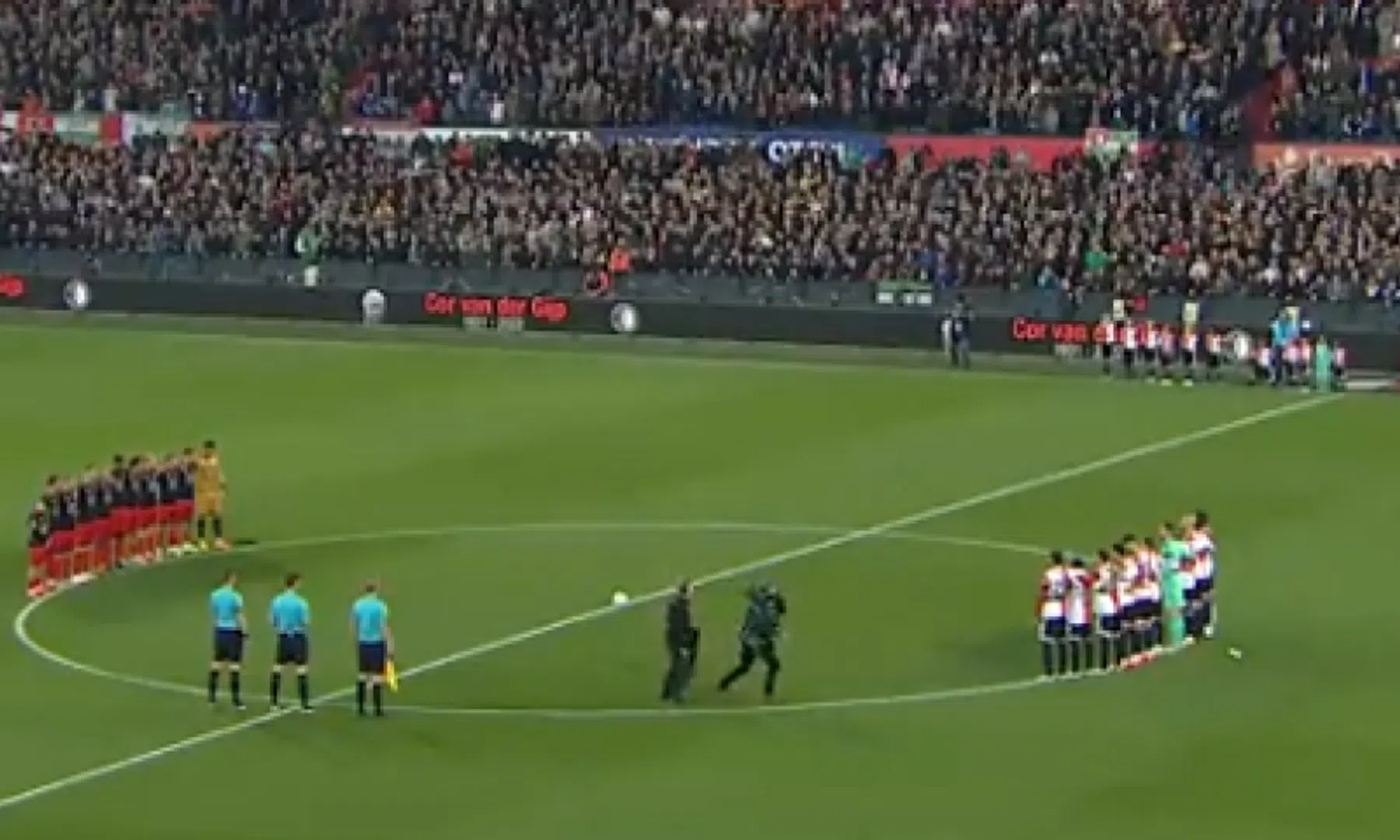 Daarom Is Voetbal Zo Mooi: Minuut Stilte In De Kuip Na Overlijden Cor ...