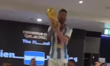 Thumbnail for article: Zo zien we hem graag: Messi danst in de kleedkamer met befaamde goud in de handen