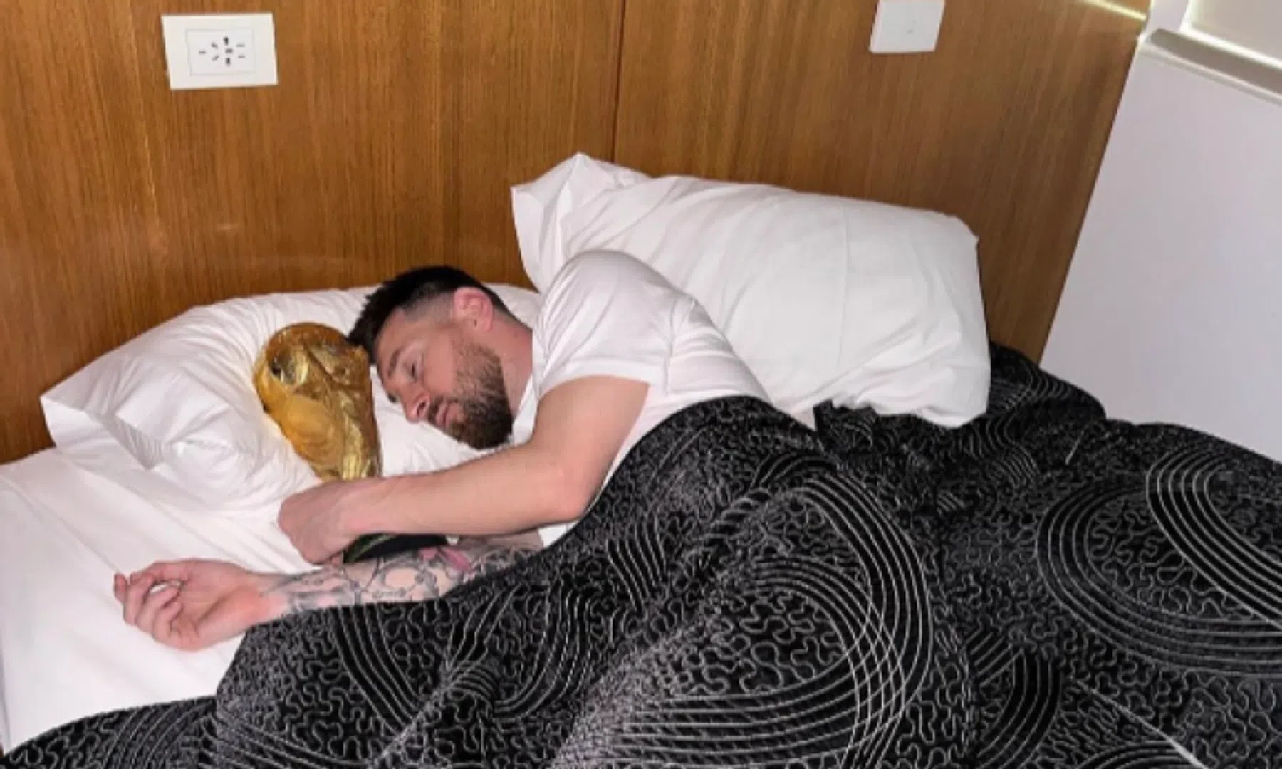 Lionel Messi laat de wereldbeker niet meer los en viel ermee in slaap