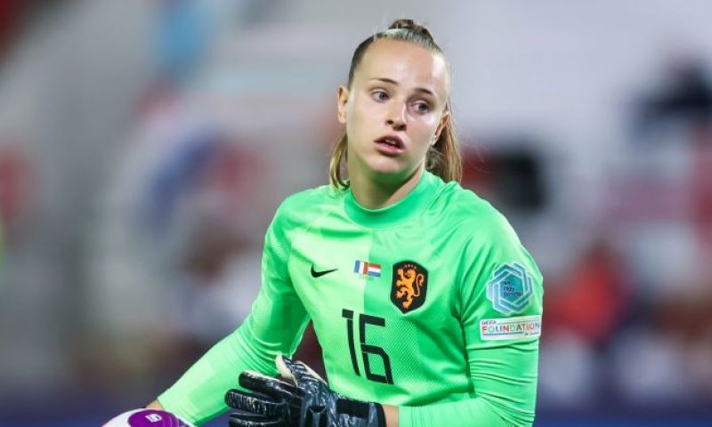 Daphne van Domselaar neemt het op voor Sari van Veenendaal na EK met Mark Parsons