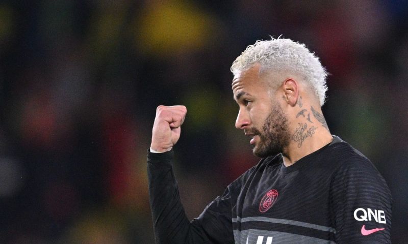 Heetgebakerde Neymar verlaat Parc des Princes direct na ontvangen rode kaart