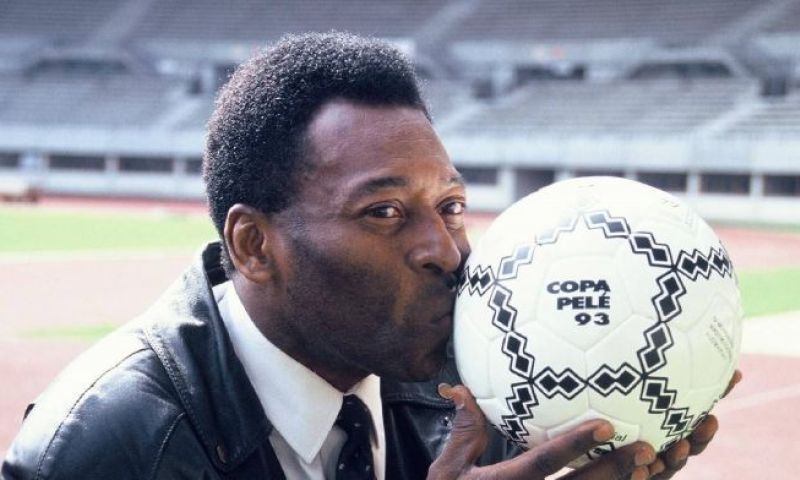 Premier League gaat Pelé komend weekend eren met rouwbanden en minuut applaus