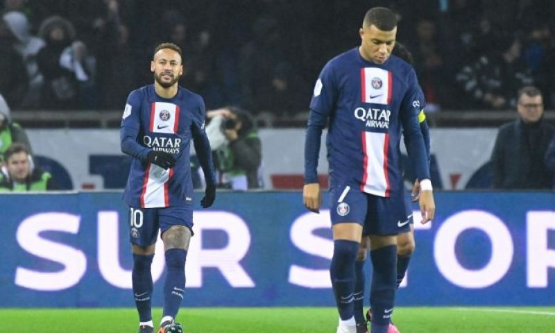 Fans van Paris Saint-Germain dragen bij aan de sfeer tussen Messi en Mbappé