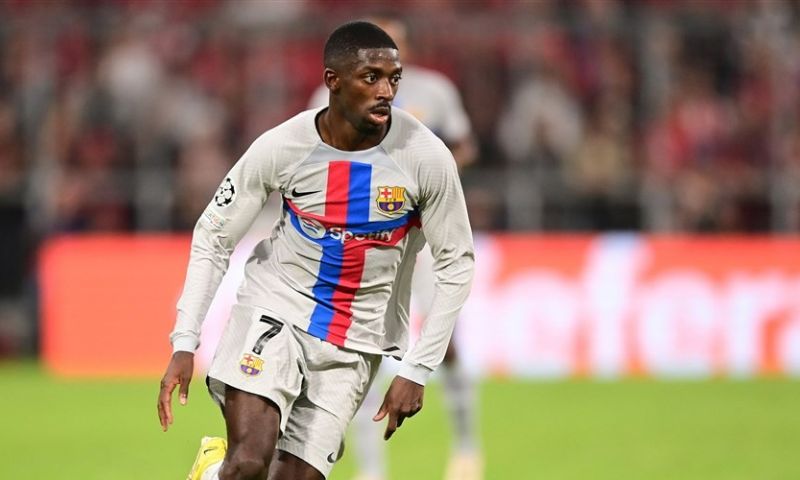 Dembélé drukt PSG-geruchten de kop in: 'Voel me gewoon goed bij Barça'