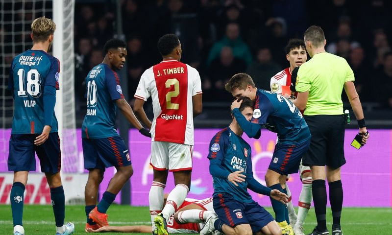 Ajax speelt gelijk tegen FC Twente met tien man