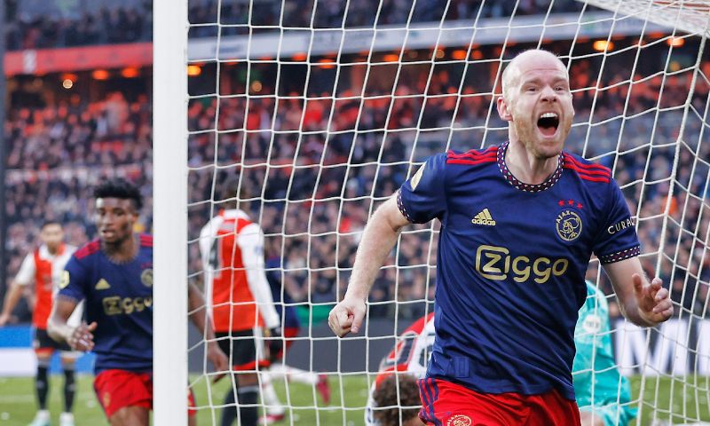 Ajacied Davy Klaassen is niet blij met het gelijkspel in de Klassieker