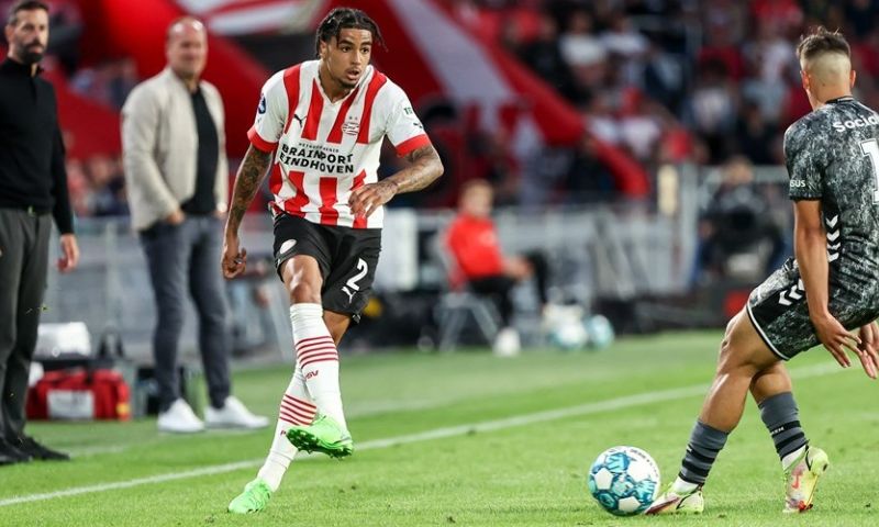 PSV beëindigt huurcontract Hoever: rechtsback keert terug naar Wolverhampton 