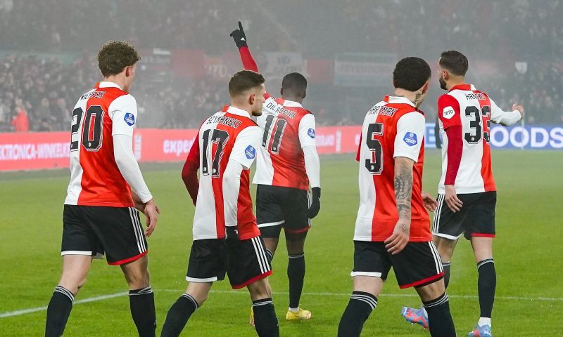 Feyenoord herovert koppositie met eenvoudige overwinning tegen tienkoppig NEC