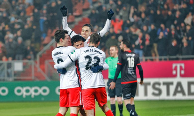 FC Utrecht wint van Excelsior dankzij een goal van Anastasios Douvikas