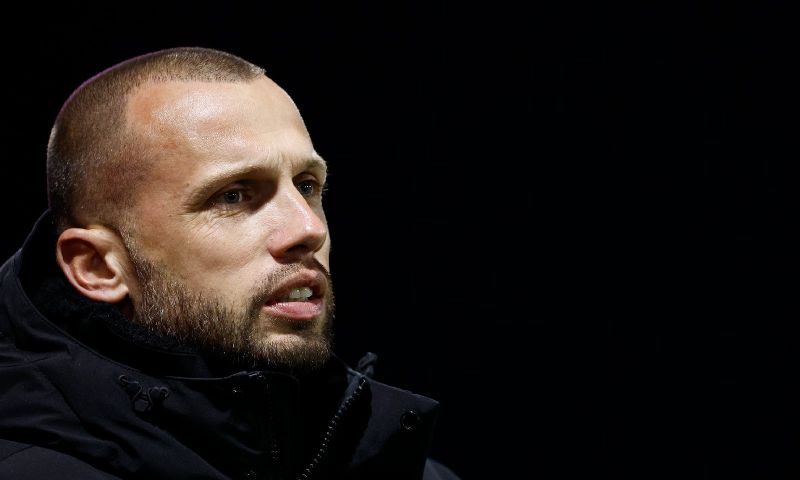 Heitinga zit zondagmiddag als eindverantwoordelijke op de bank bij Ajax