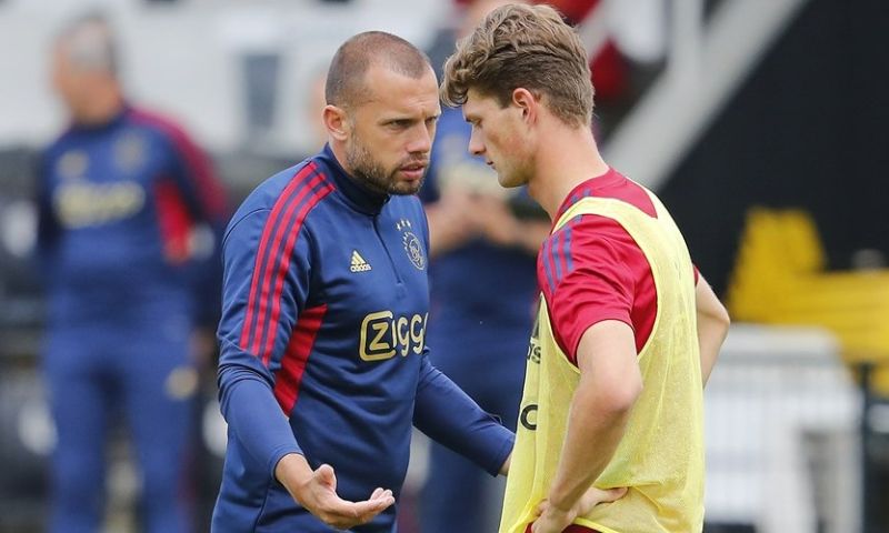 'Ajax schuift Heitinga door na ontslag Schreuder, coach wil duidelijke afspraken'