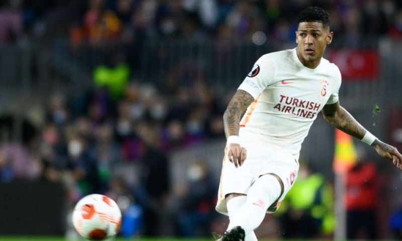 PSV kijkt volgens VI en ED naar Patrick van Aanholt van Galatasaray