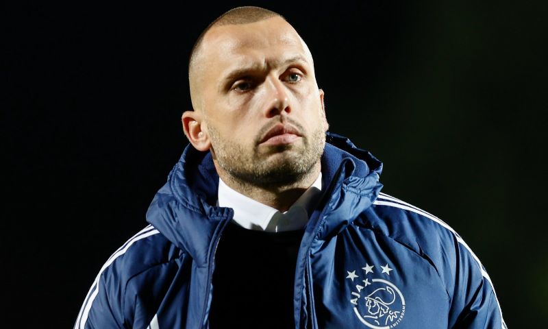 John Heitinga maakt het seizoen af bij Ajax, Lodeweges wordt assistent