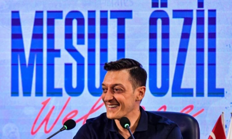 özil hangt voetbalschoenen aan de wilgen