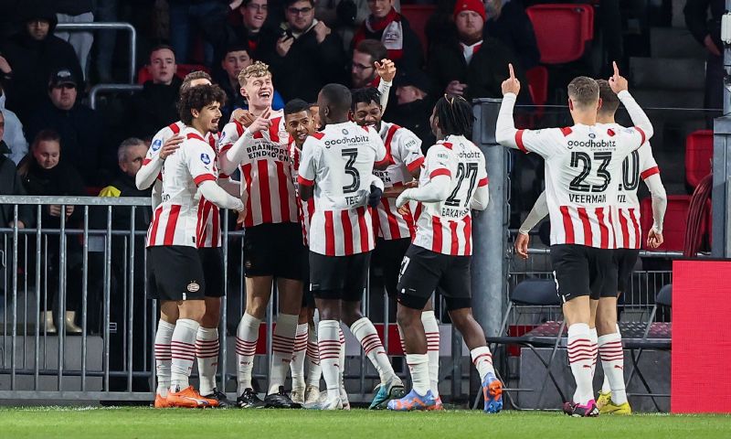 PSV bereikt kwartfinale KNVB Beker dankzij doelpunten Branthwaite en De Jong