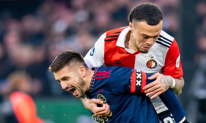 Arne Slot gaat Quilindschy Hartman nog een standje geven na zijn tackle tegen NEC