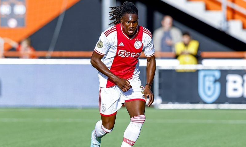 Perez ziet Bassey in kracht komen bij Ajax: 'Maar aan de bal is het rampzalig'