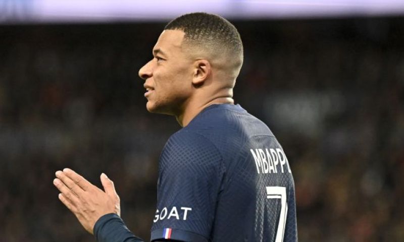 Angel Di María over Kylian Mbappé en Lionel Messi bij Paris Saint-Germain
