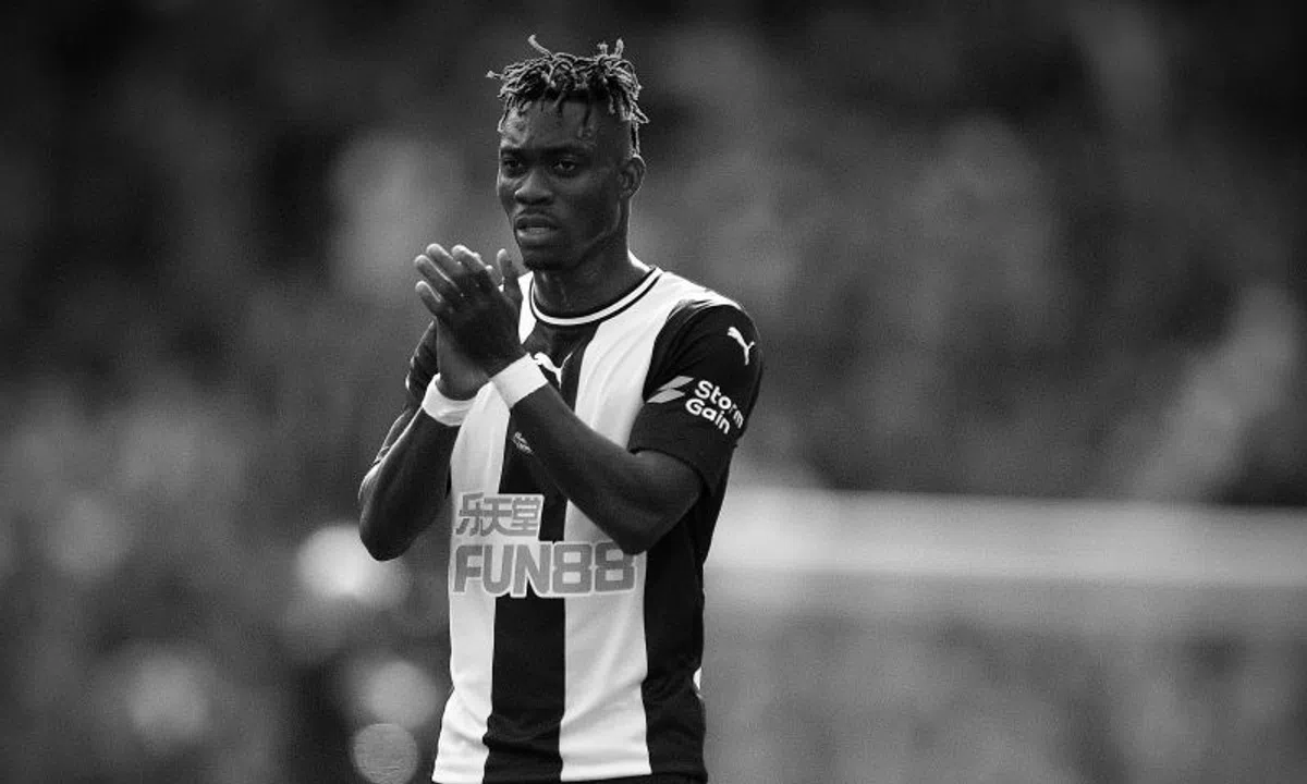 Vitesse staat stil bij overlijden Atsu en speelt met rouwbanden tegen