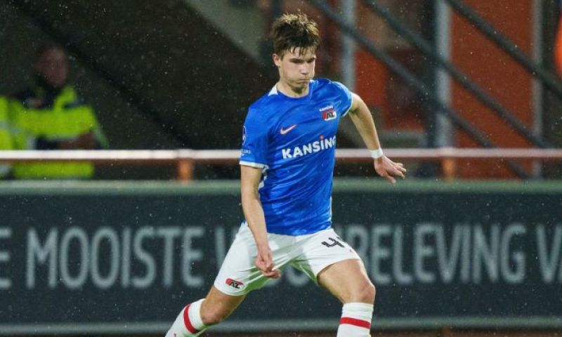 Wouter Goes van AZ speelt tegen Feyenoord in de Eredivisie