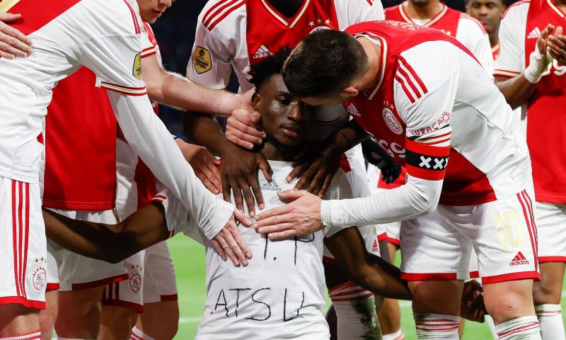 Mohammed Kudus toonde bij Ajax een shirt voor Christan Atsu tegen Sparta Rotterdam