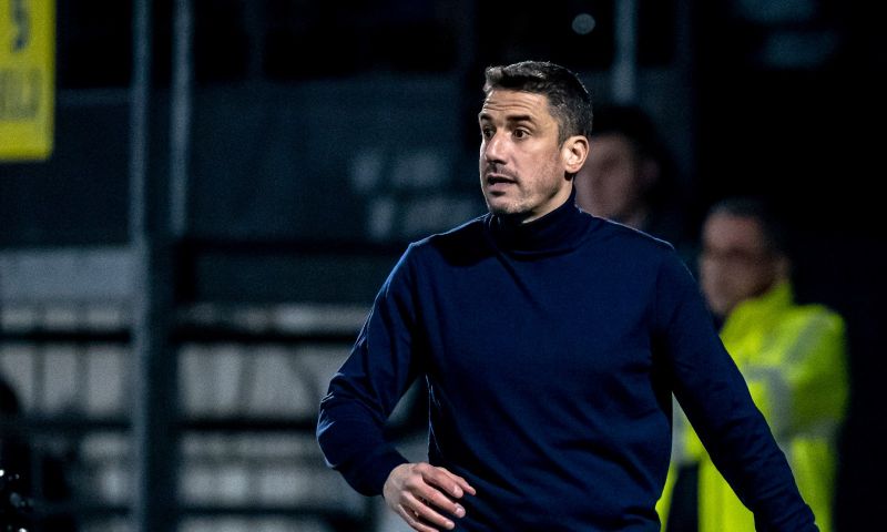 waterreus veegt vloer aan met fortuna-trainer julio Velázquez