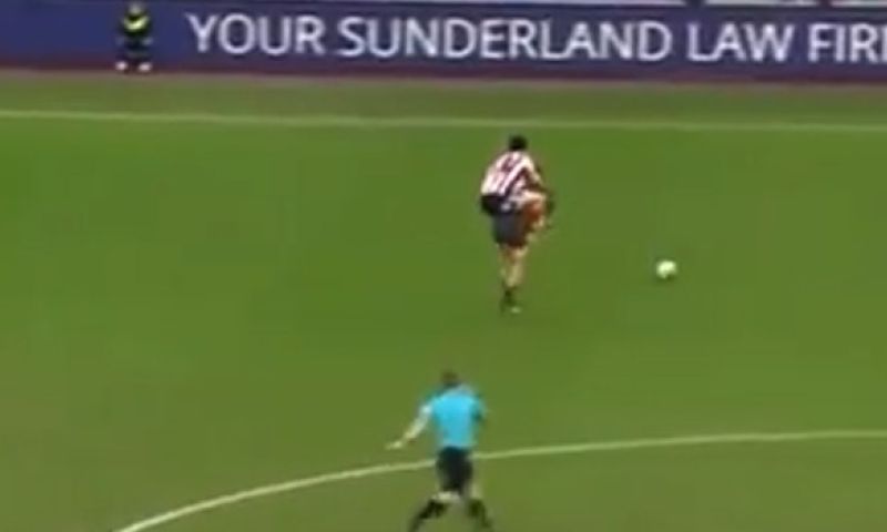 Sunderland-speler trekt aan de noodrem door op de rug van tegenstander te springen