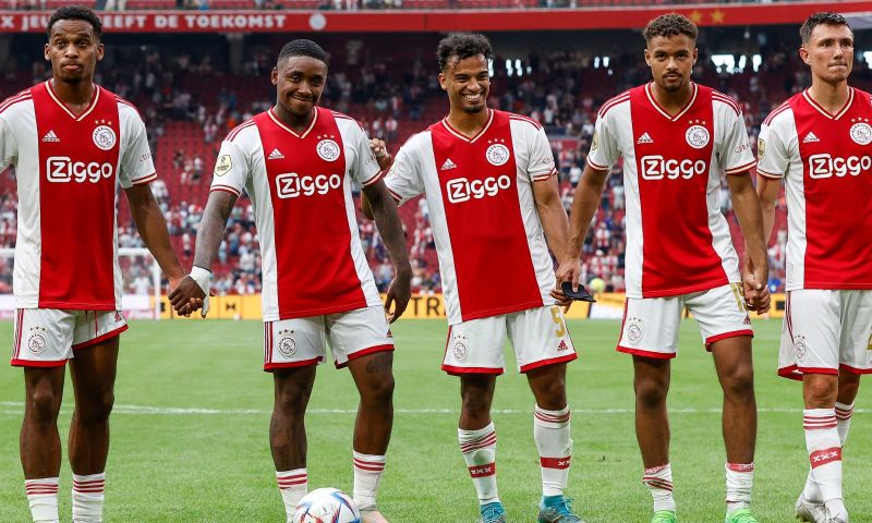 Ajax presenteert halfjaarcijfers: grote transfers bezorgen club royale winst
