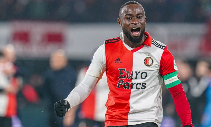 Arne Slot vindt Geertruida qua opbouw in de Eredivisie van de buitencategorie