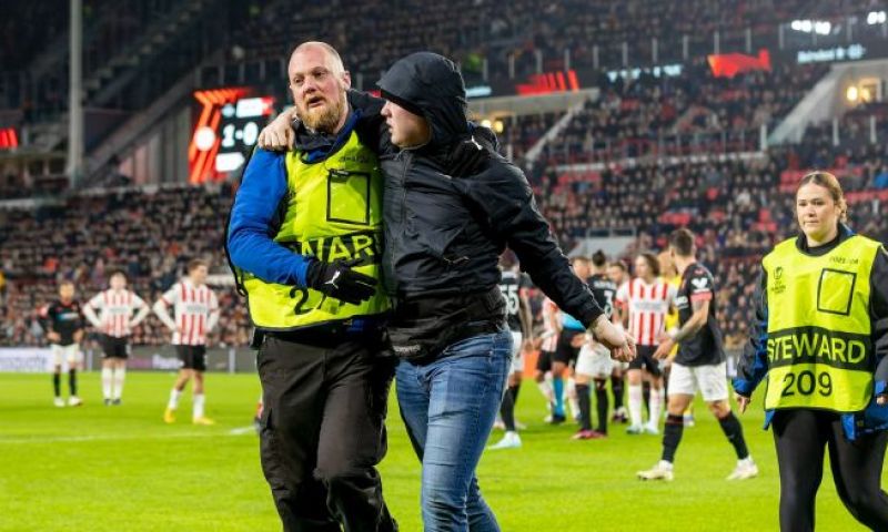 PSV is met een statement naar buiten getreden na de veldbestorming van een man