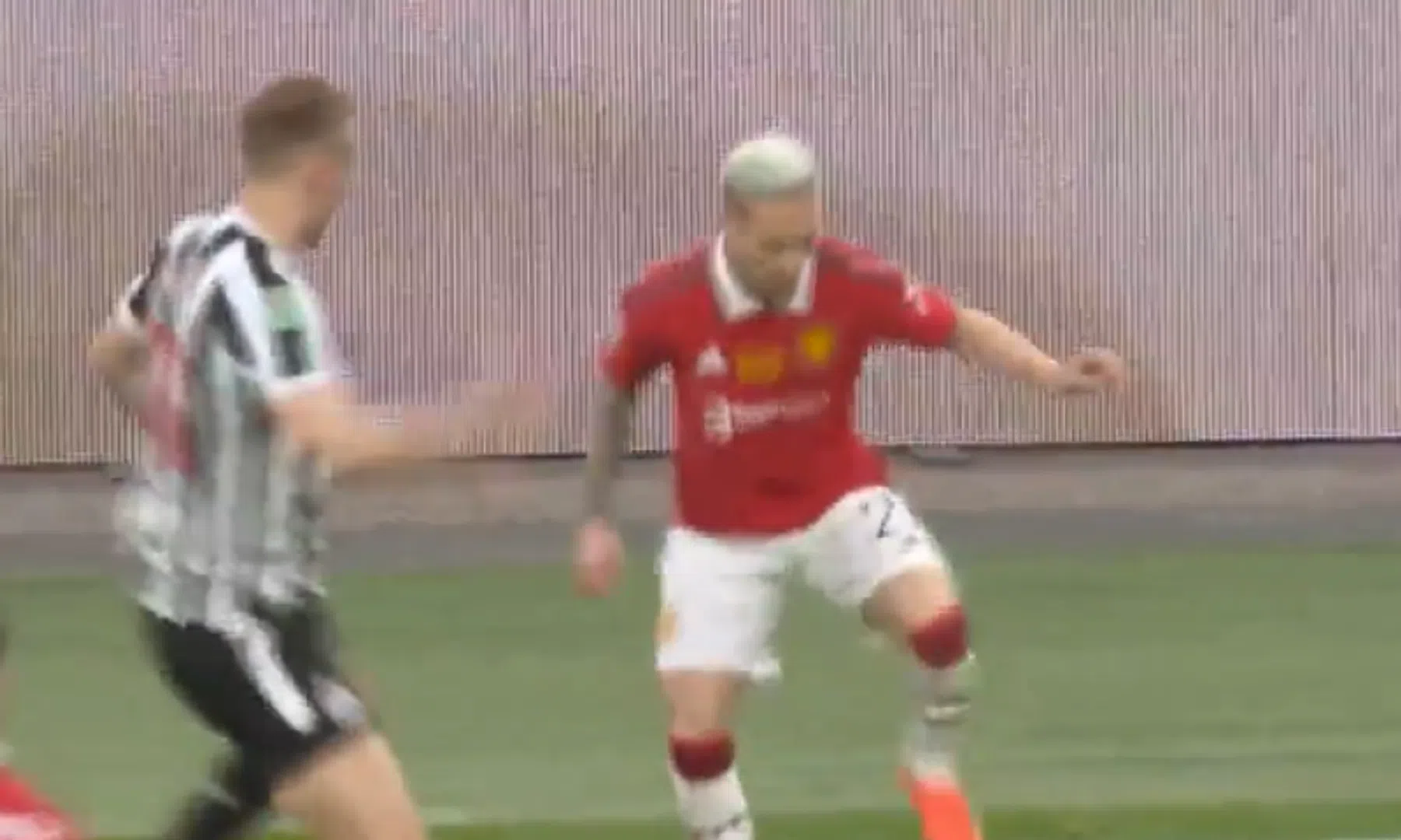 Man United zet Antony in het zonnetje na mooie actie in League Cup-finale: 'Skill'
