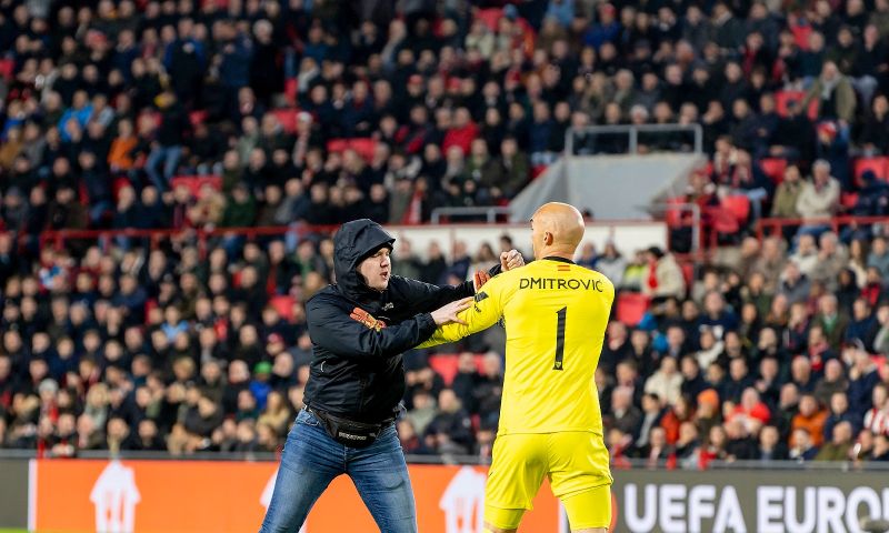 psv supporters sturen bloemetje naar aangevallen Sevilla doelman