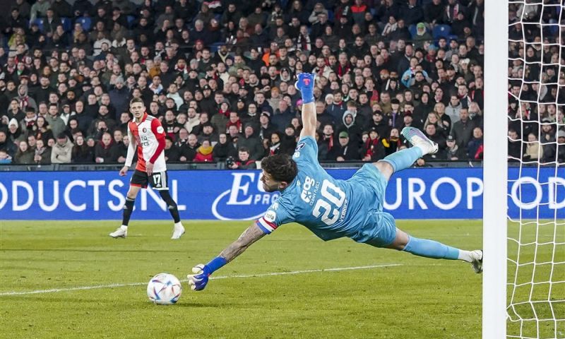 Groningen baalt van rode kaart tegen Feyenoord: 'Dat maakt het helemaal bizar'