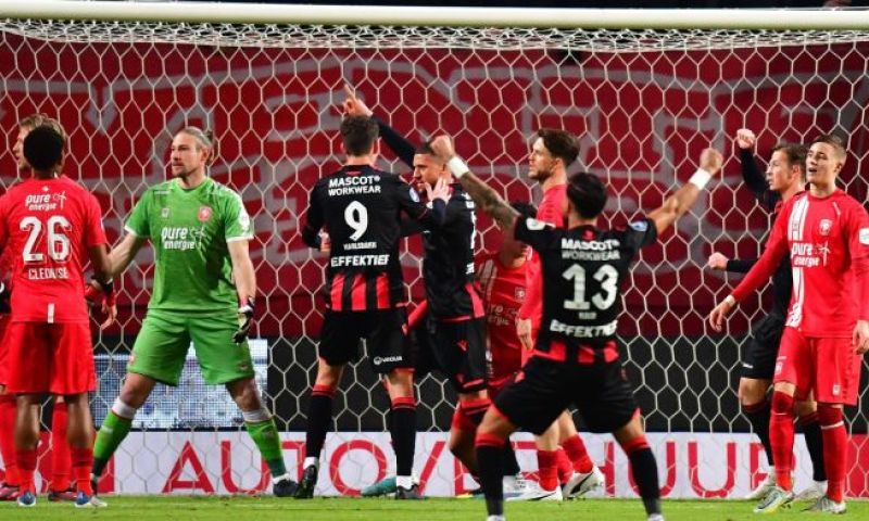 Twente in eigen huis niet langs Heerenveen, late domper doet Jans en co. de das om