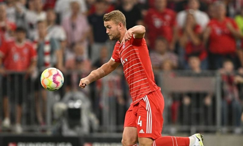 Bayern München mede dankzij De Ligt weer aan kop na nipte zege op VfB Stuttgart