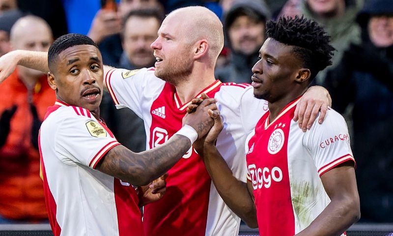 Ajax wint van NEC