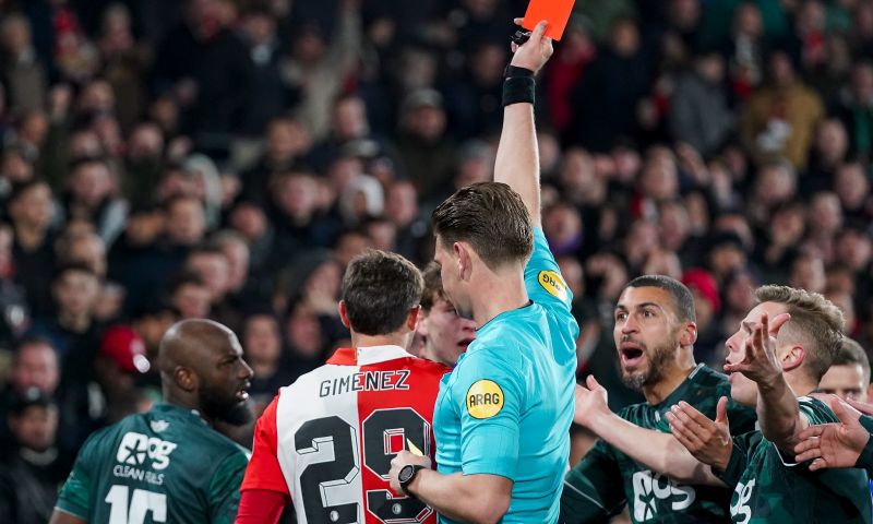 Määttä reageert op rode kaart