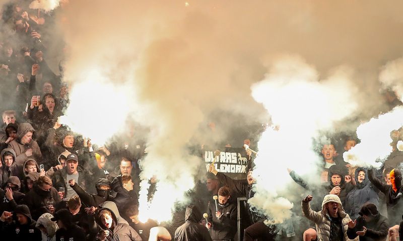 Fans van FC Volendam en FC Emmen gaan met elkaar op de vuist