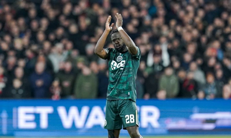 Manu even terug in De Kuip