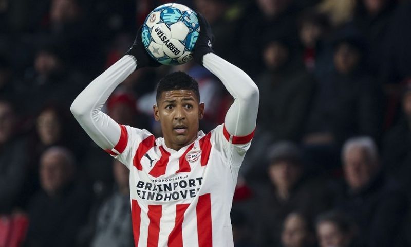 'PSV slaat belangrijke slag: mondeling akkoord over langer verblijf Van Aanholt'