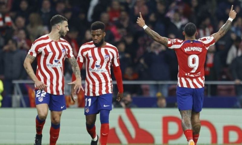 Atlético Madrid wint met Memphis Depay van Valencia met Justin Kluivert