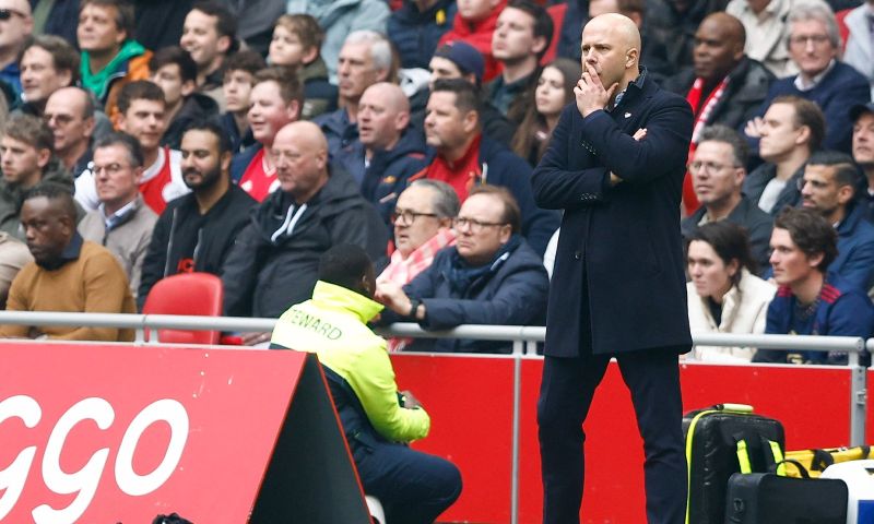 Arne Slot stelt dat Feyenoord goed weg kwam met Hartman tegen Ajax