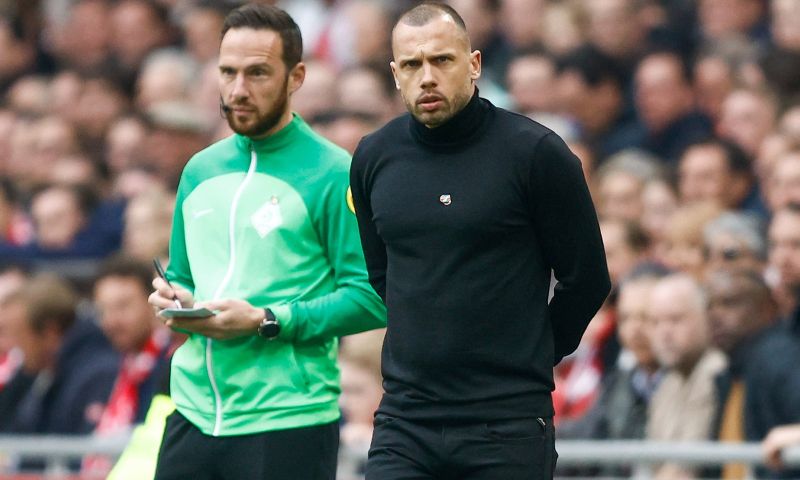 John Heitinga kookt na de verloren Klassieker van Ajax