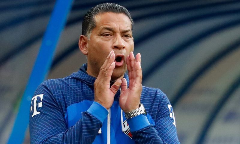 Henk Fraser kijkt met verbazing naar de situatie bij FC Utrecht met Van Seumeren