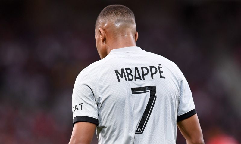 Deschamps geniet van Mbappé: 'De aanvoerdersband verandert niets aan hem'