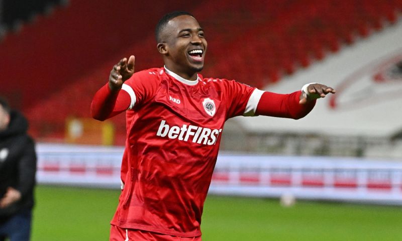 Kassa rinkelt bij Royal Antwerp FC: Overmars verkoopt Pacho voor recordbedrag