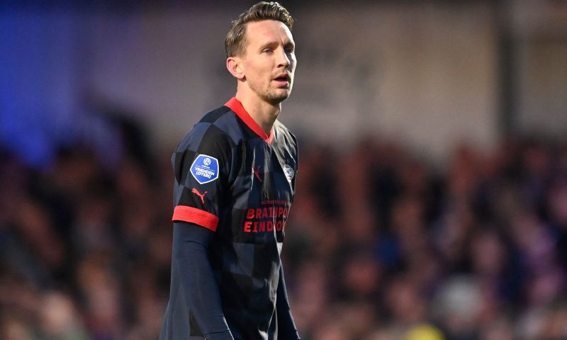 Luuk de Jong is dolblij na de gewonnen halve finale tegen Spakenburg