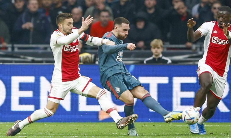 Orkun Kökçü steekt volgens Arne Slot de hand uit naar Dusan Tadic